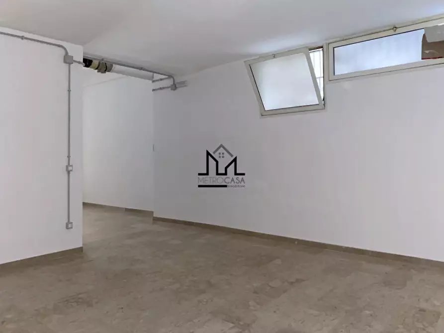 Immagine 8 di Negozio in vendita  a Palermo