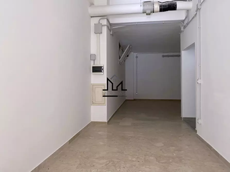 Immagine 10 di Negozio in vendita  a Palermo