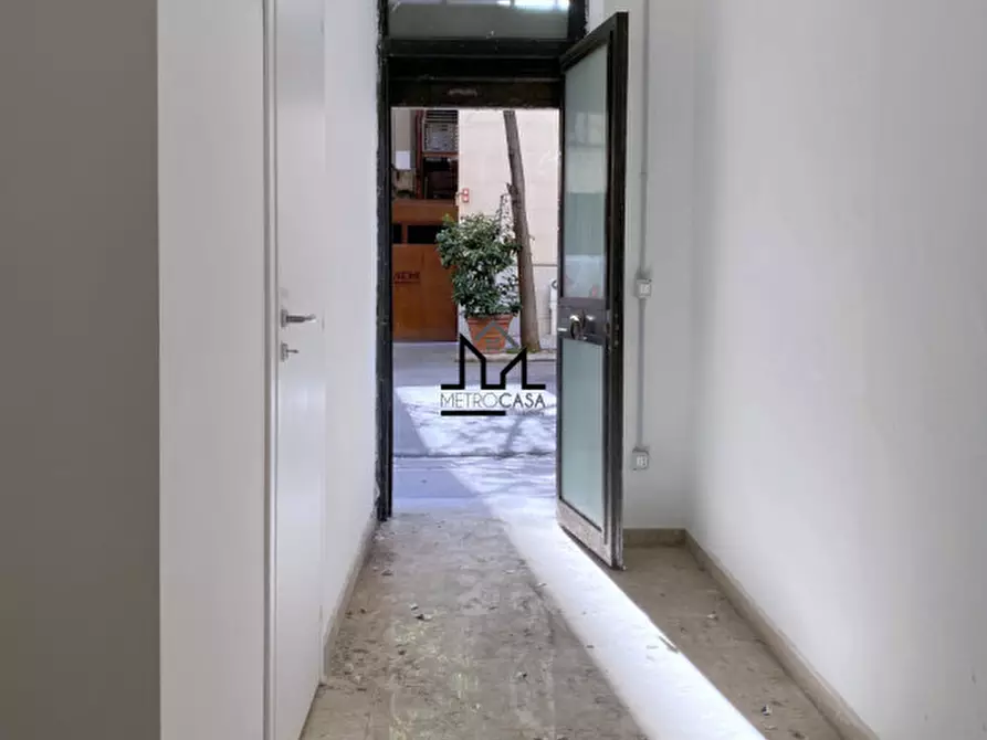 Immagine 11 di Negozio in vendita  a Palermo