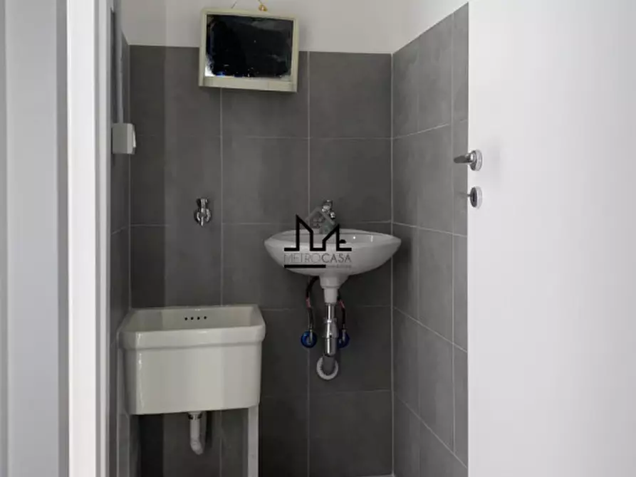 Immagine 12 di Negozio in vendita  a Palermo