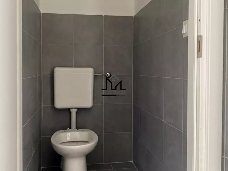 Immagine 13 di Negozio in vendita  a Palermo