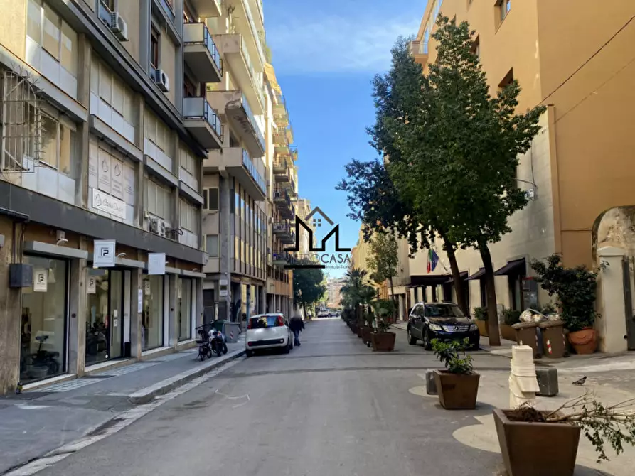 Immagine 16 di Negozio in vendita  a Palermo