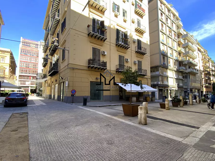 Immagine 17 di Negozio in vendita  a Palermo