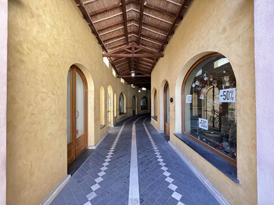 Immagine 1 di Negozio in affitto  in Corso vittorio Emanuele a Pula