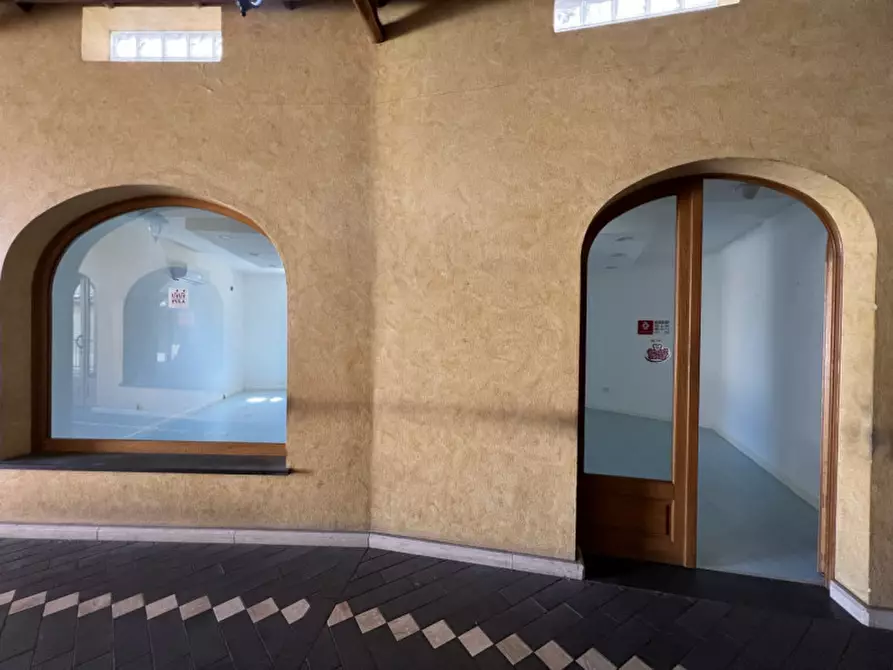 Immagine 4 di Negozio in affitto  in Corso vittorio Emanuele a Pula