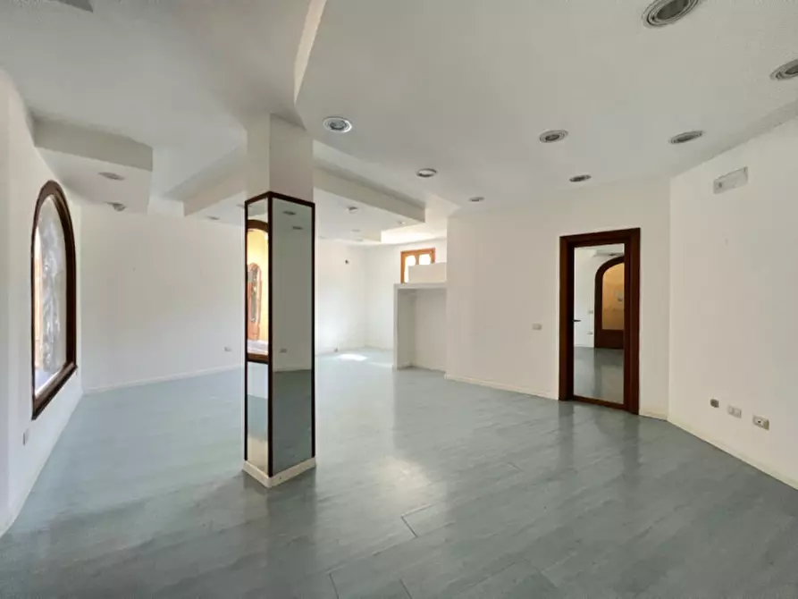 Immagine 5 di Negozio in affitto  in Corso vittorio Emanuele a Pula