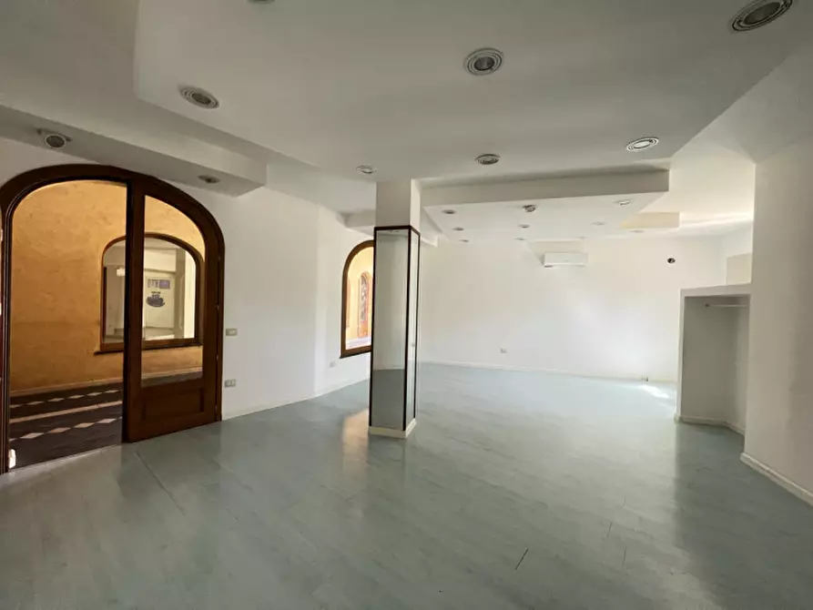 Immagine 6 di Negozio in affitto  in Corso vittorio Emanuele a Pula