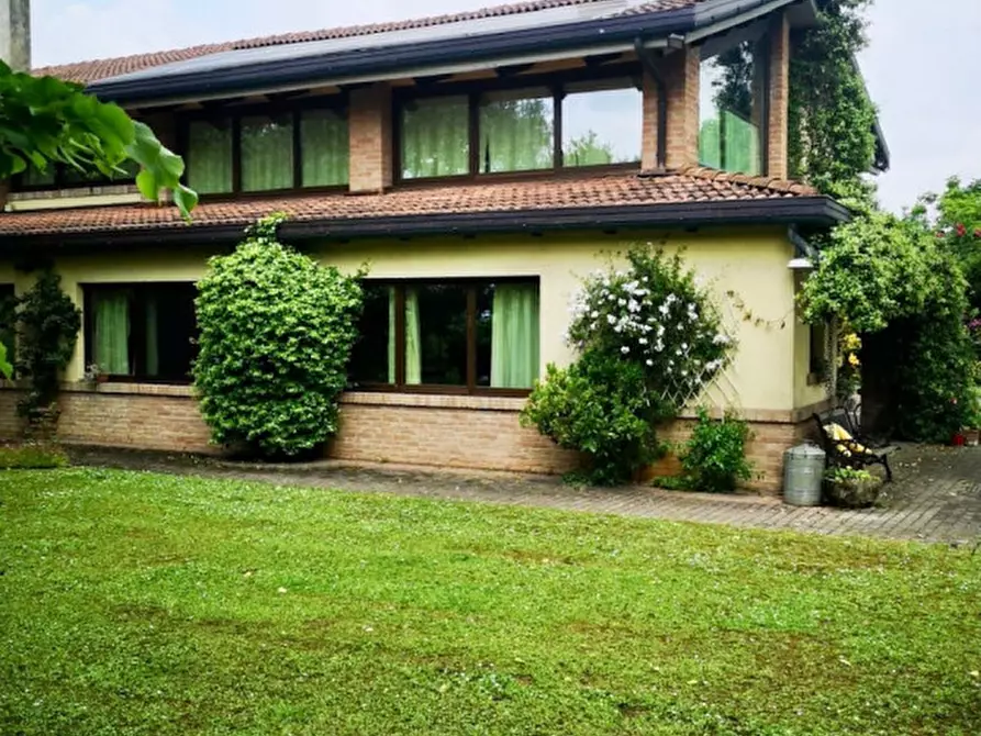 Immagine 1 di Villa in vendita  in pozzoveggiani a Padova