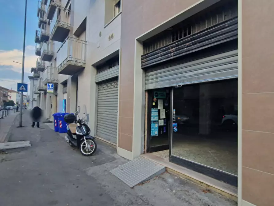 Immagine 1 di Negozio in affitto  in Via San Leonardo a Parma
