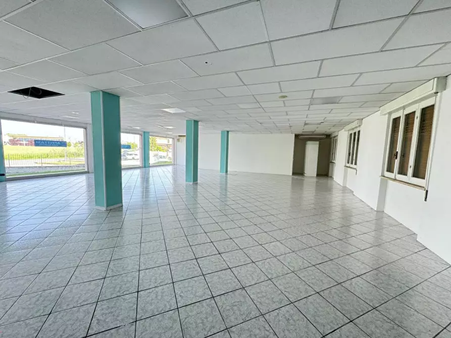 Immagine 4 di Negozio in affitto  in VIA BRESCIA, 49 a Calvisano
