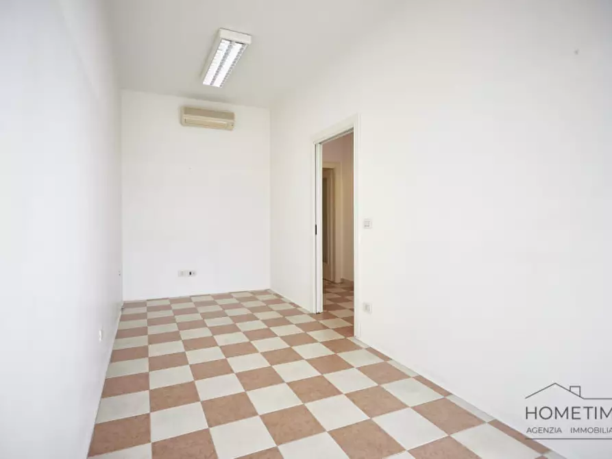 Immagine 1 di Negozio in affitto  in Via Felisati 40 a Venezia