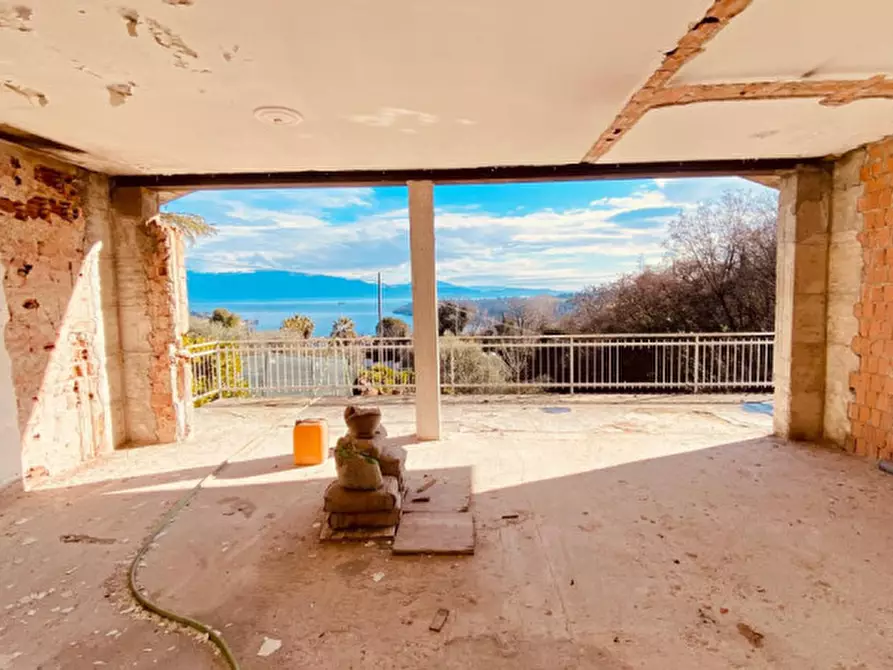 Immagine 2 di Villa in vendita  a Salò