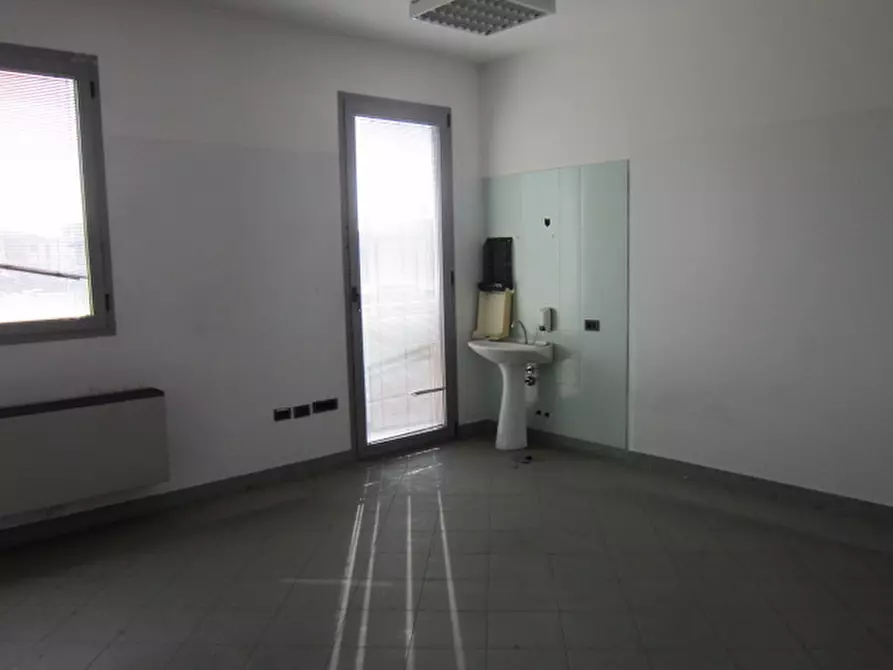 Immagine 12 di Ufficio in vendita  a Asola