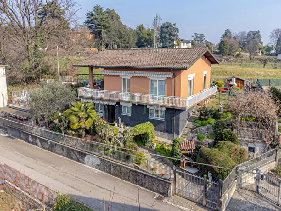 Immagine 1 di Villa in vendita  in Via alla Vigna a Capiago Intimiano