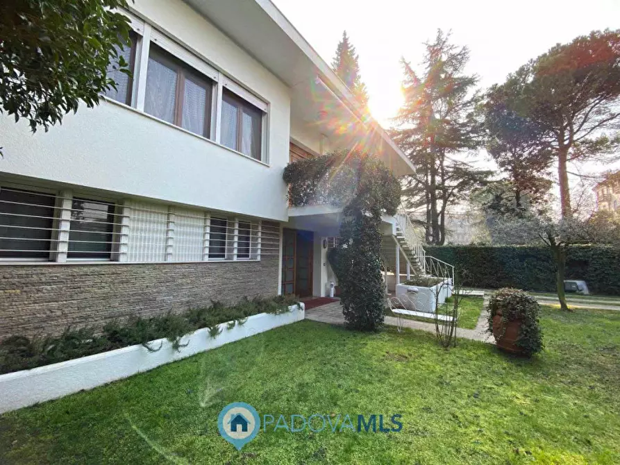 Immagine 1 di Villa in vendita  in viale Mazzini a Abano Terme