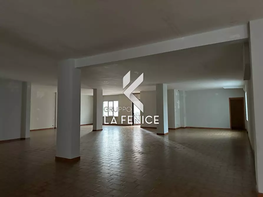 Immagine 22 di Negozio in vendita  in via Mafalda di Savoia a Locorotondo