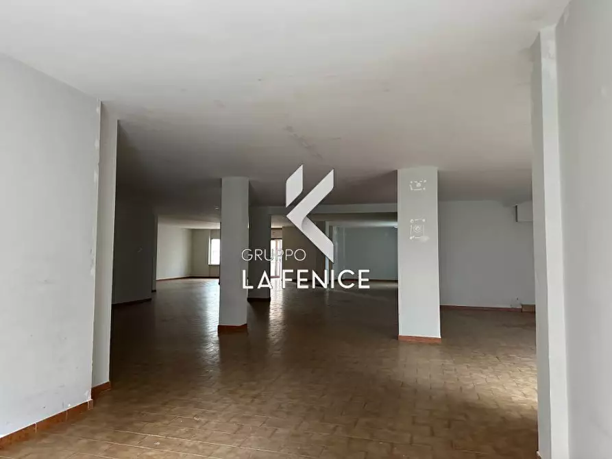 Immagine 23 di Negozio in vendita  in via Mafalda di Savoia a Locorotondo