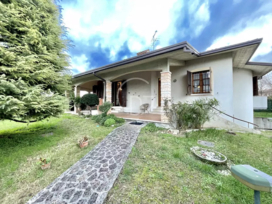 Immagine 1 di Villa in vendita  in Desenzano del Garda - Via Adriano a Desenzano Del Garda