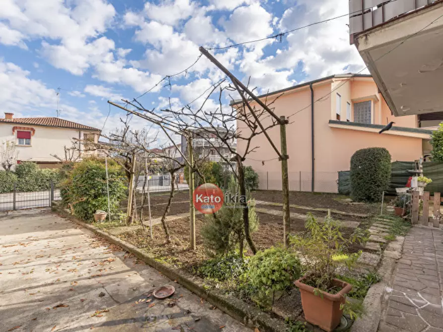 Immagine 5 di Casa bifamiliare in vendita  in Viale Italia a Creazzo