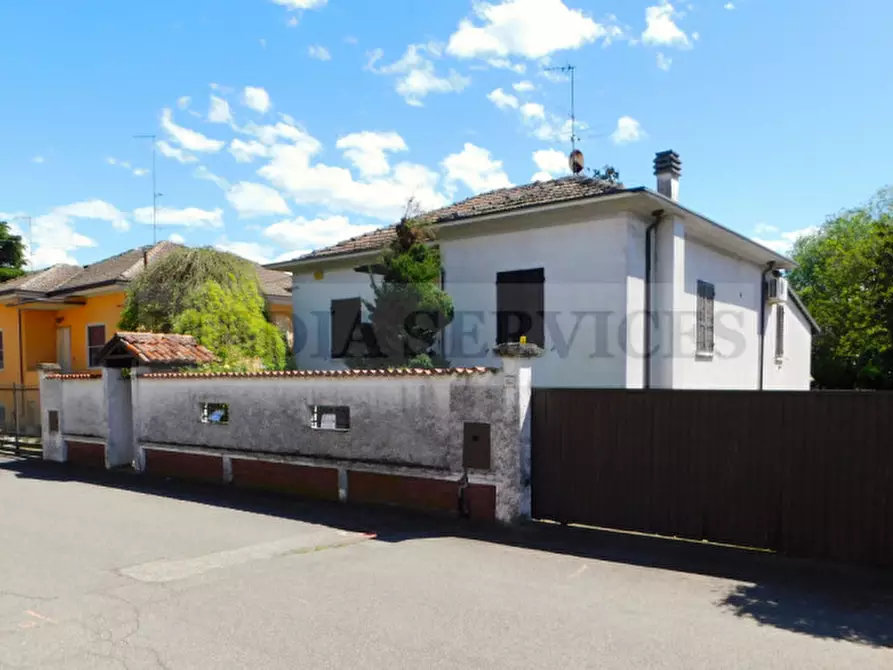 Immagine 1 di Villa in vendita  in via Alberto Salvadeo n° 18 a Sannazzaro De' Burgondi