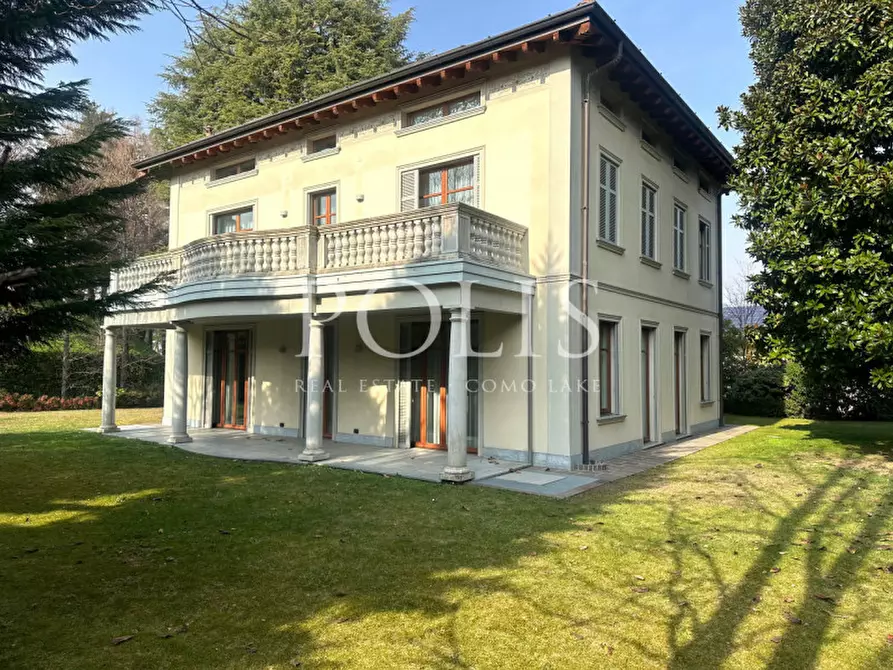 Immagine 1 di Villa in vendita  a Como