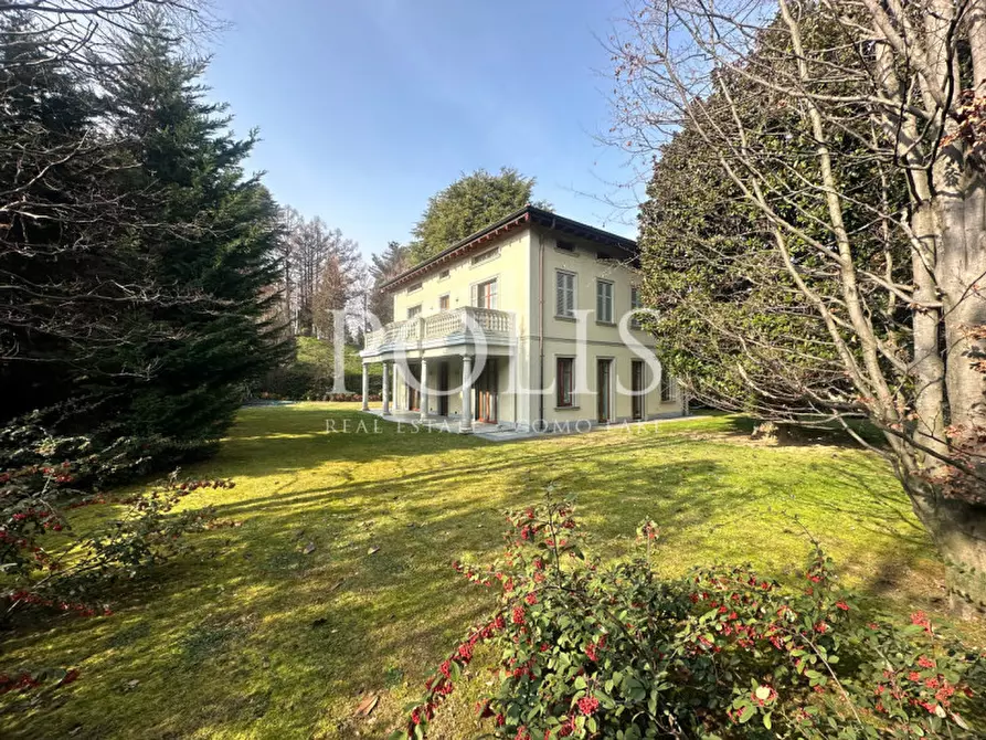 Immagine 2 di Villa in vendita  in via belvedere a Como