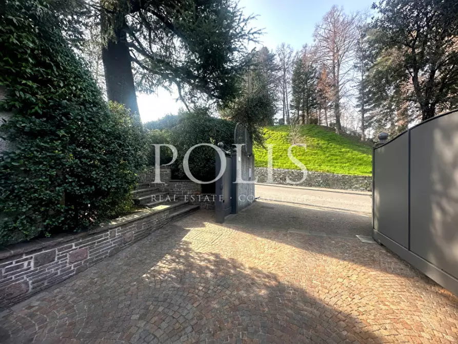 Immagine 8 di Villa in vendita  in via belvedere a Como