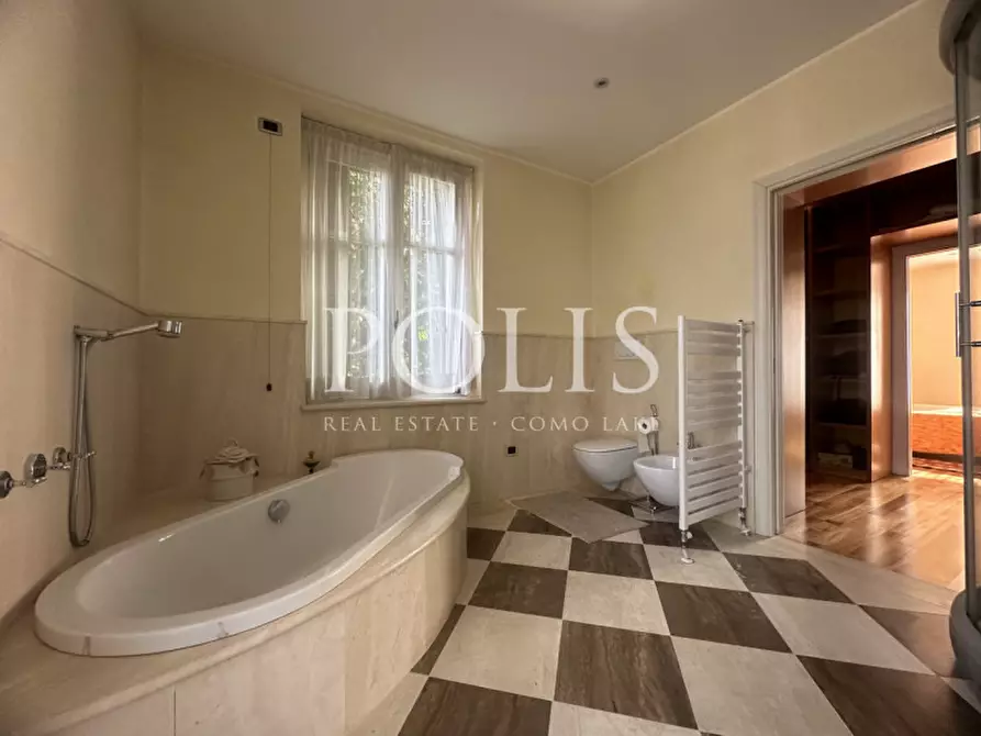 Immagine 30 di Villa in vendita  in via belvedere a Como