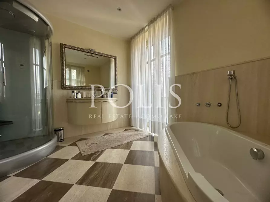 Immagine 31 di Villa in vendita  in via belvedere a Como