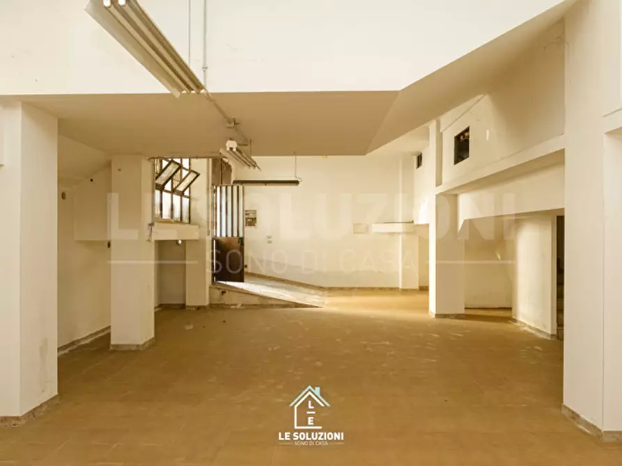 Immagine 11 di Garage in vendita  in via luigi papanice 10 a Putignano