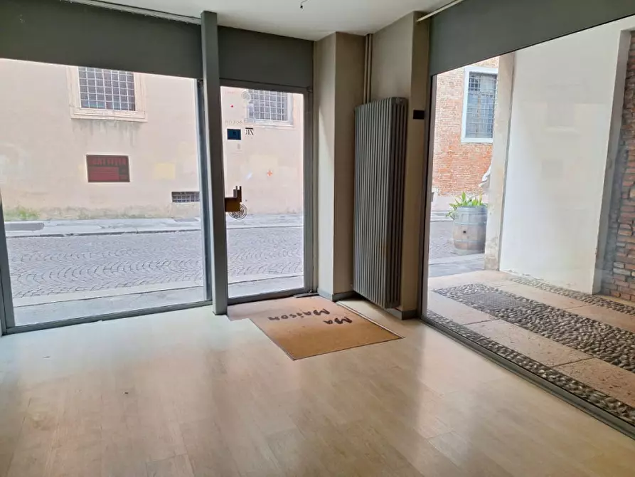 Immagine 9 di Negozio in vendita  in Contrà Porti a Vicenza