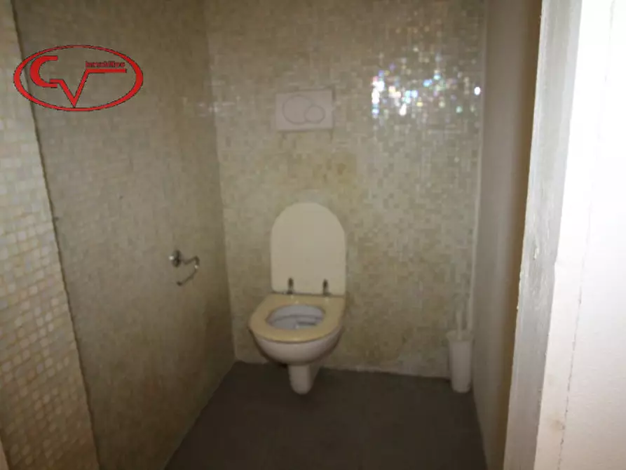 Immagine 9 di Negozio in affitto  in Corso Italia a San Giovanni Valdarno