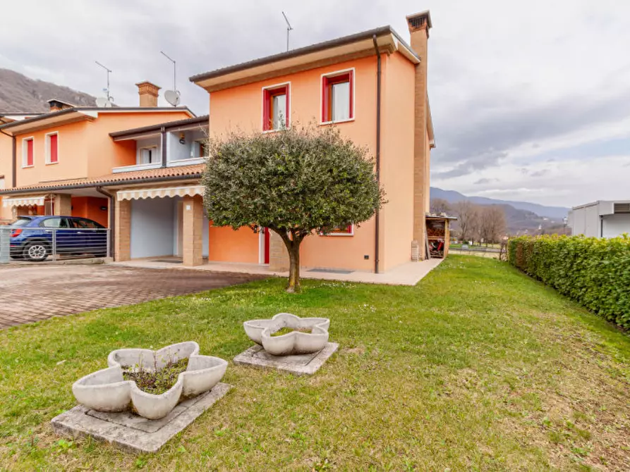 Immagine 1 di Casa trifamiliare in vendita  a Vittorio Veneto