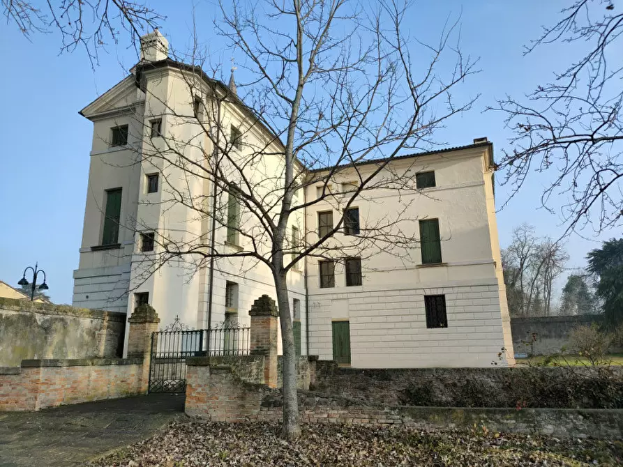 Immagine 1 di Villa in vendita  in Via Roma a Due Carrare