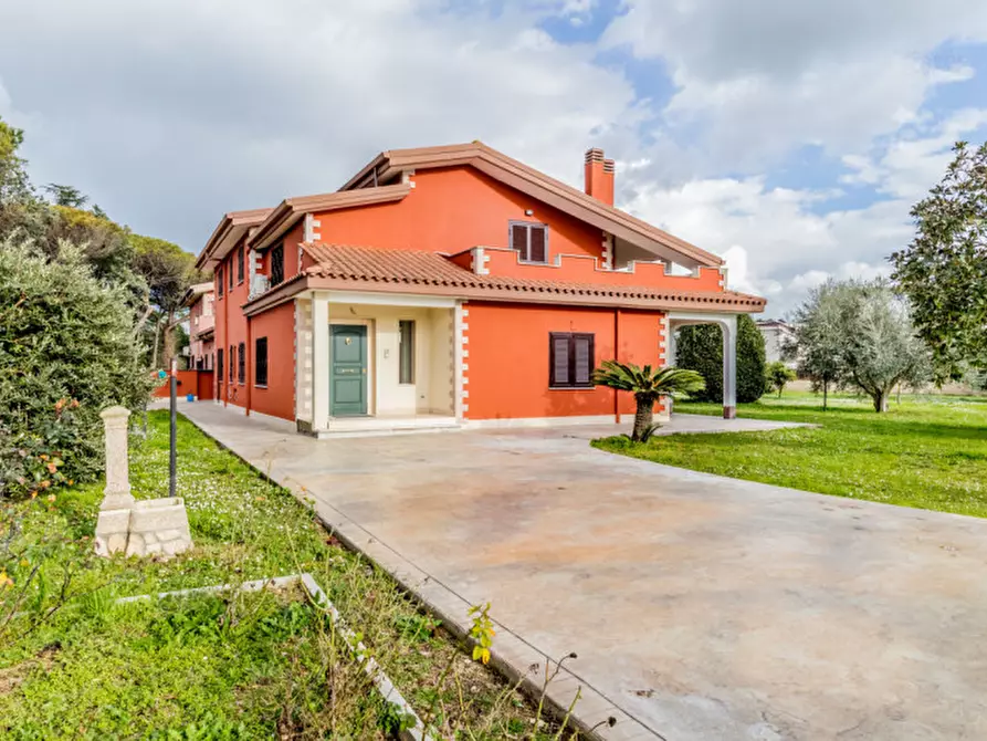 Immagine 1 di Villa in vendita  in Via del Casale Lumbroso 160 a Roma