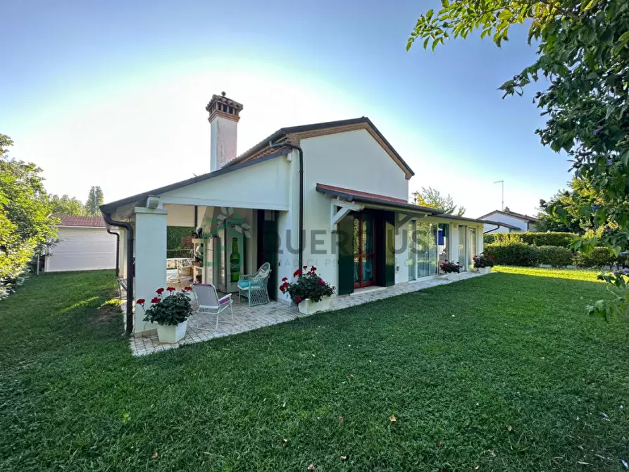 Immagine 1 di Villa in vendita  in Via Ivone Grassetto a Jesolo