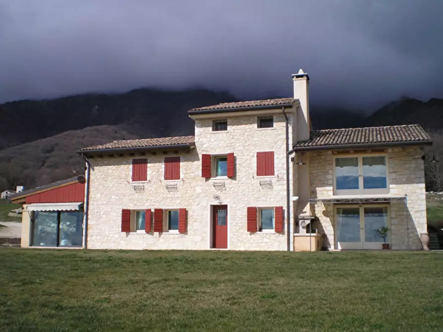 Immagine 1 di Villa in vendita  a Borso Del Grappa