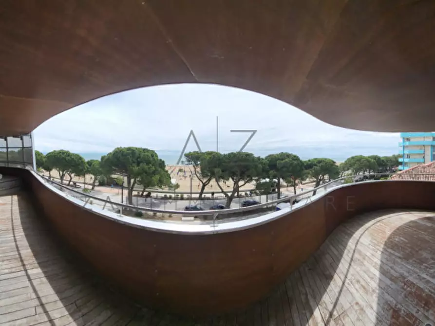 Immagine 1 di Appartamento in vendita  in Via Lungo Mare Trieste a Lignano Sabbiadoro
