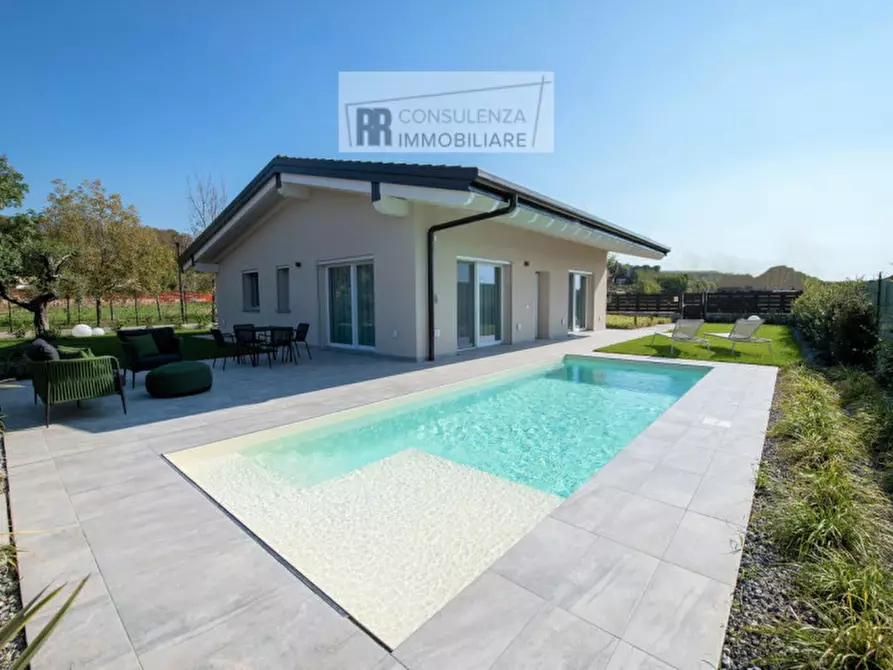 Immagine 1 di Villa in vendita  a Castelnuovo Del Garda