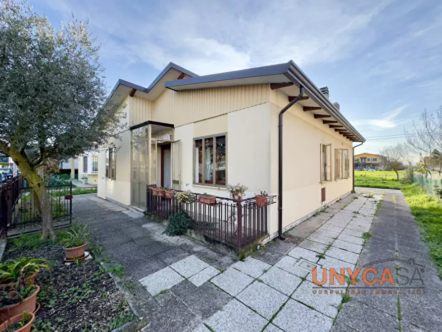 Immagine 1 di Casa indipendente in vendita  in Via Manzoni a Selvazzano Dentro