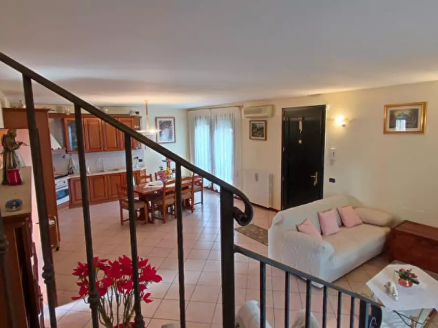 Immagine 2 di Casa bifamiliare in vendita  in Via Roma a Rovolon