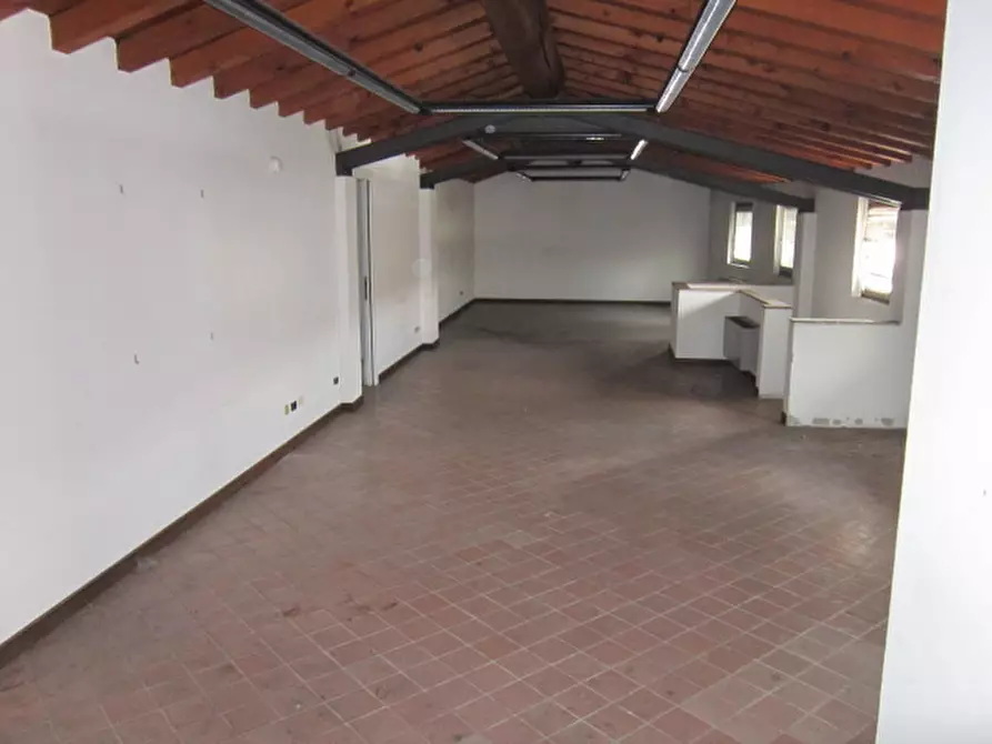 Immagine 11 di Palazzo in vendita  a Brescia