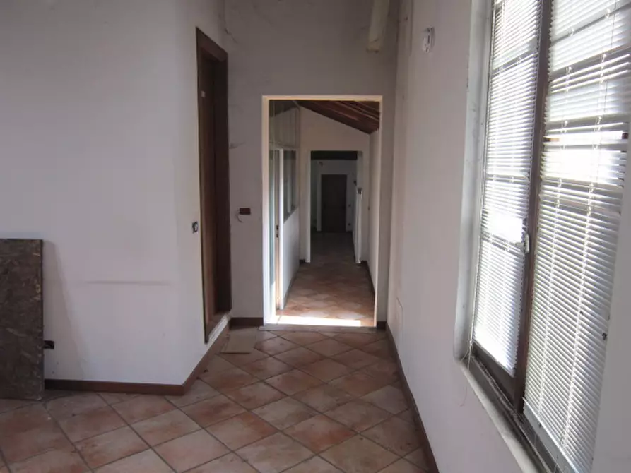Immagine 14 di Palazzo in vendita  a Brescia