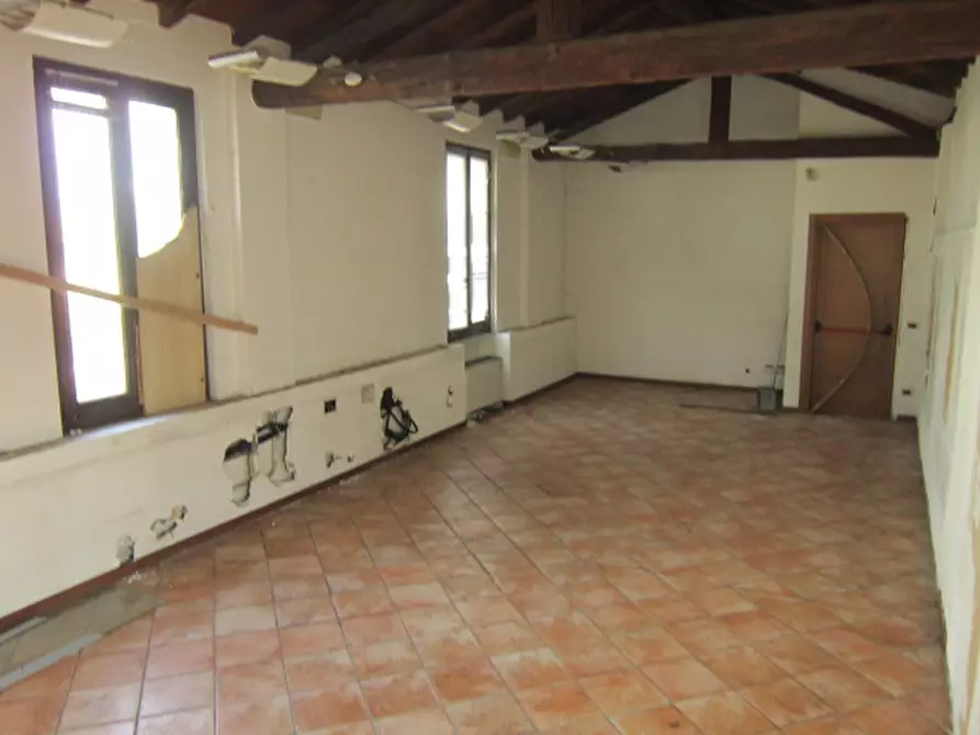 Immagine 17 di Palazzo in vendita  a Brescia