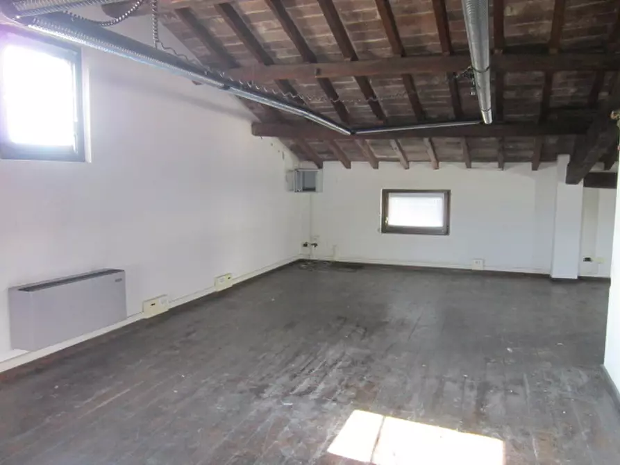 Immagine 19 di Palazzo in vendita  a Brescia