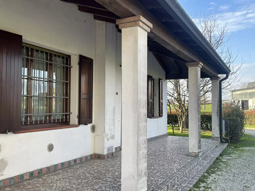 Immagine 1 di Casa trifamiliare in vendita  a Motteggiana
