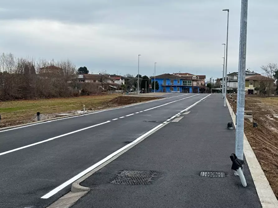 Immagine 2 di Terreno in vendita  a Caldogno