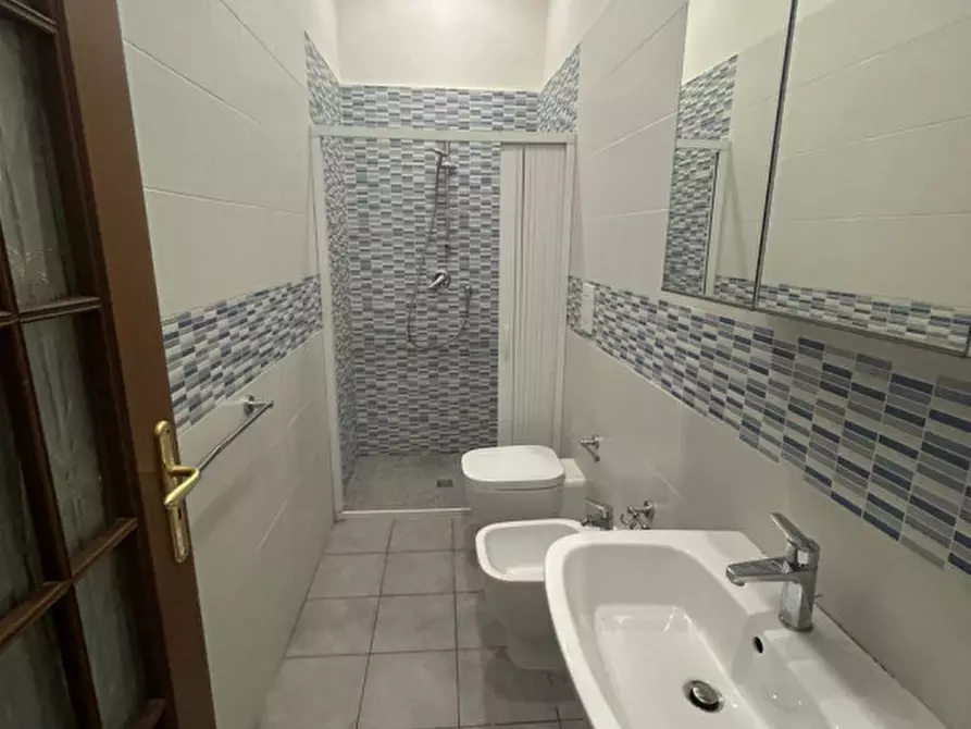 Immagine 18 di Camera in affitto  in via san nicandro 9 a Napoli