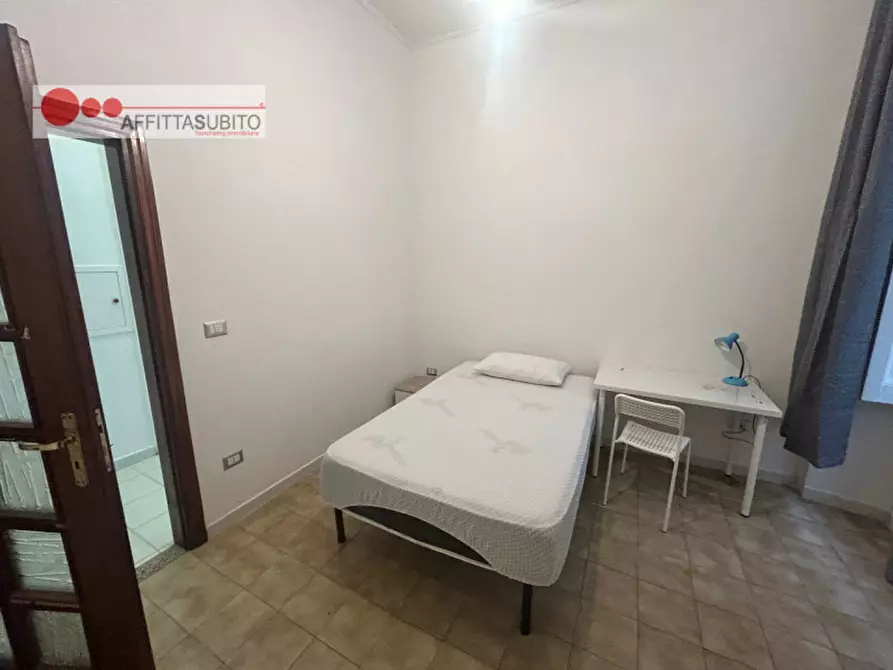 Immagine 26 di Camera in affitto  in via san nicandro 9 a Napoli