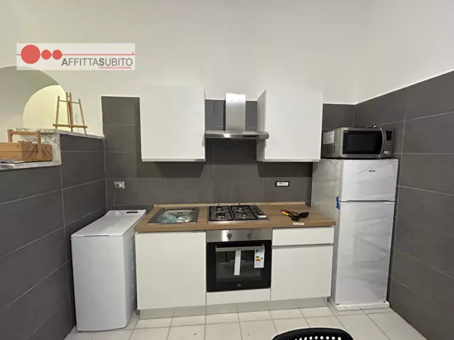 Immagine 30 di Camera in affitto  in via san nicandro 9 a Napoli